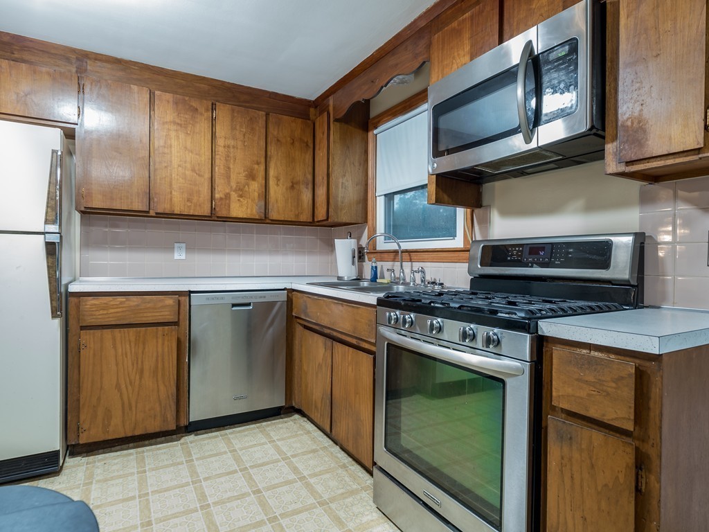 63 Charme Road Billerica, MA 01821 - Photo 6 of 30