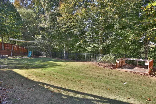 a view of a house with backyard and roof