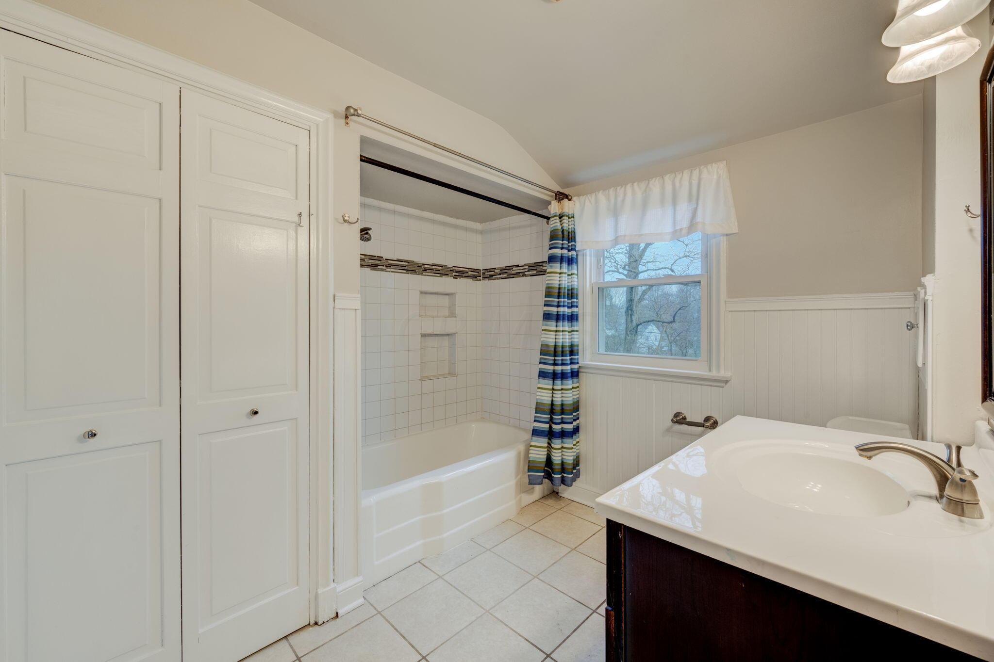 621 Garden Road Columbus, OH 43214 - Photo 23 of 38 Hall Bath with Laundry Shoot and Linen C
