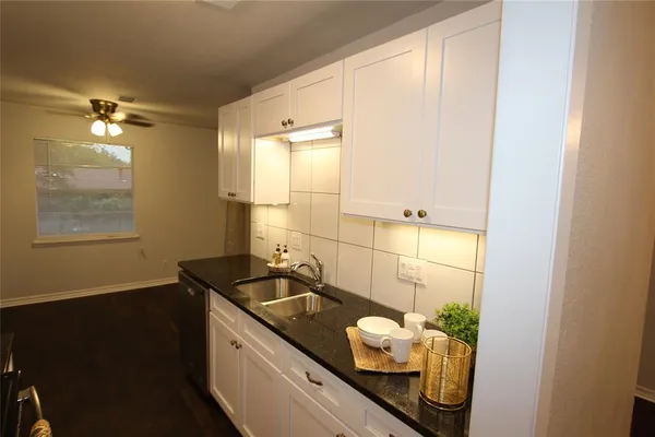 $1,550 | 737 Holiday Drive, Sherman, TX 75090