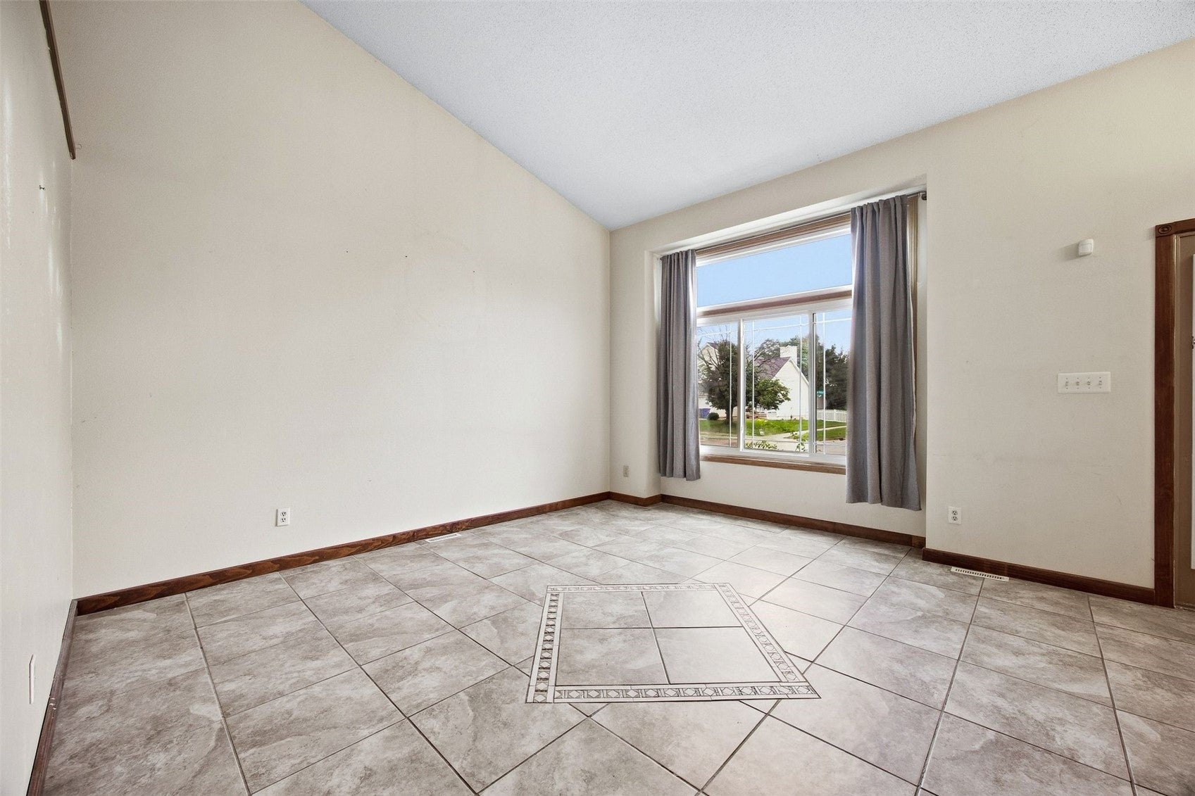 5013 North Willowbend Road Northeast Cedar Rapids, IA 52411 - Photo 4 of 24 Gallery Image 4