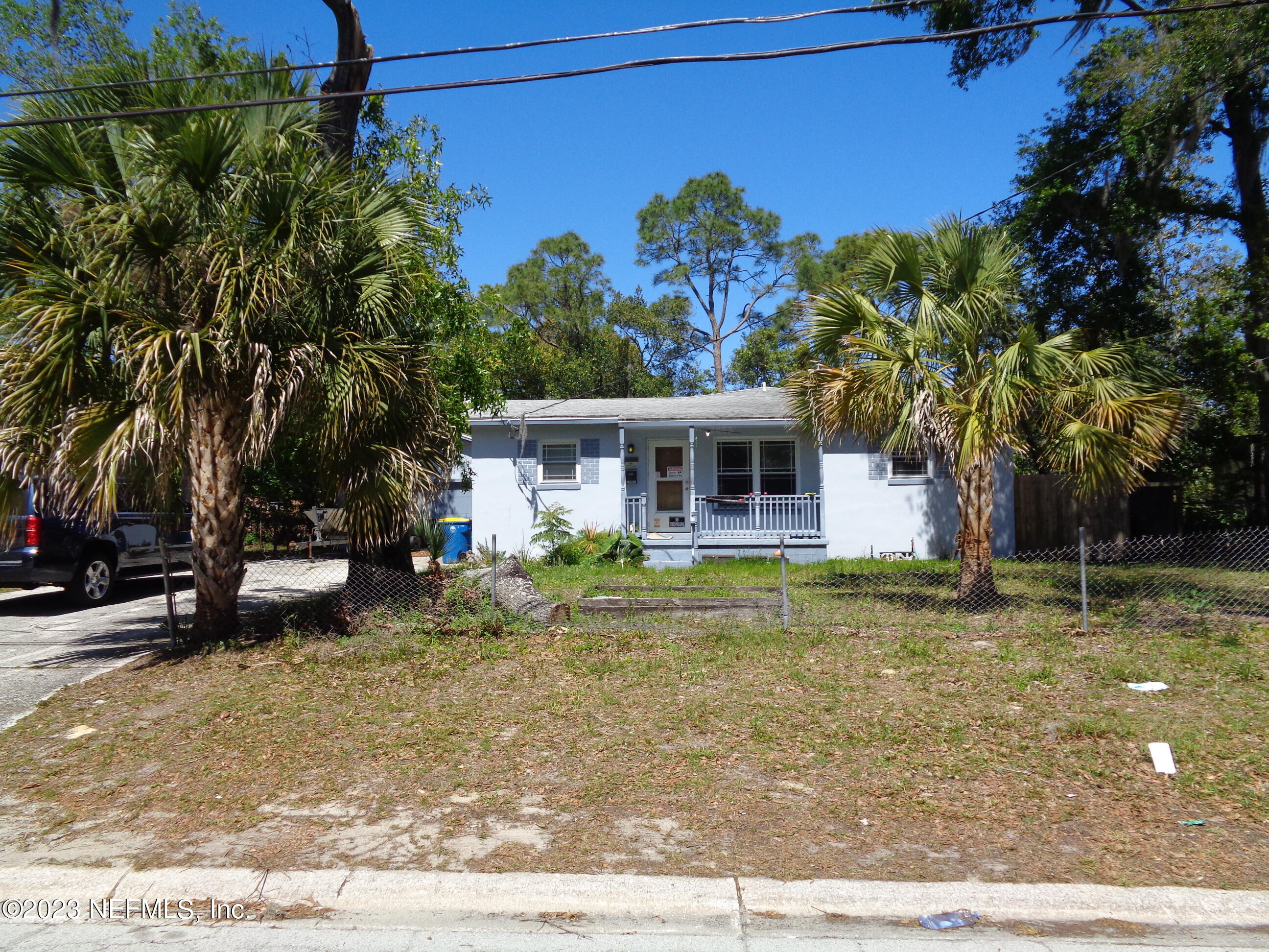 a view of a house with a backyard