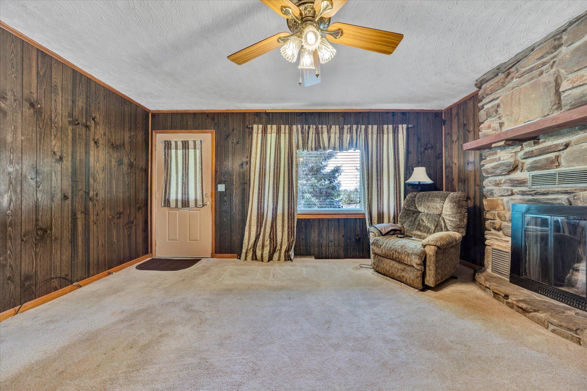 5315 Scruggs Road Moneta, VA 24121 - Photo 4 of 32 04-DSC00016