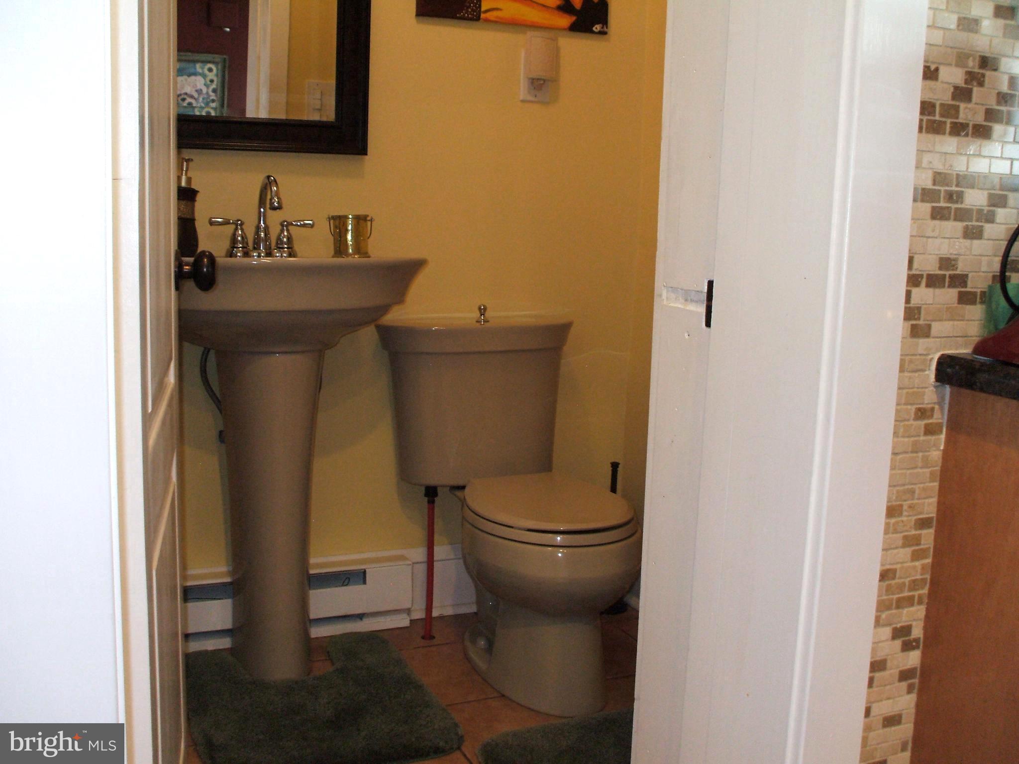 120 Summit Road Media, PA 19063 - Photo 9 of 27 Main Floor Powder Room