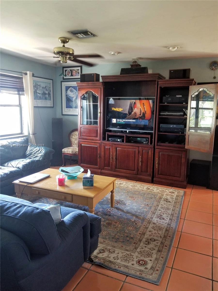 1663 Roberts Road Homestead, FL 33030 - Photo 4 of 27