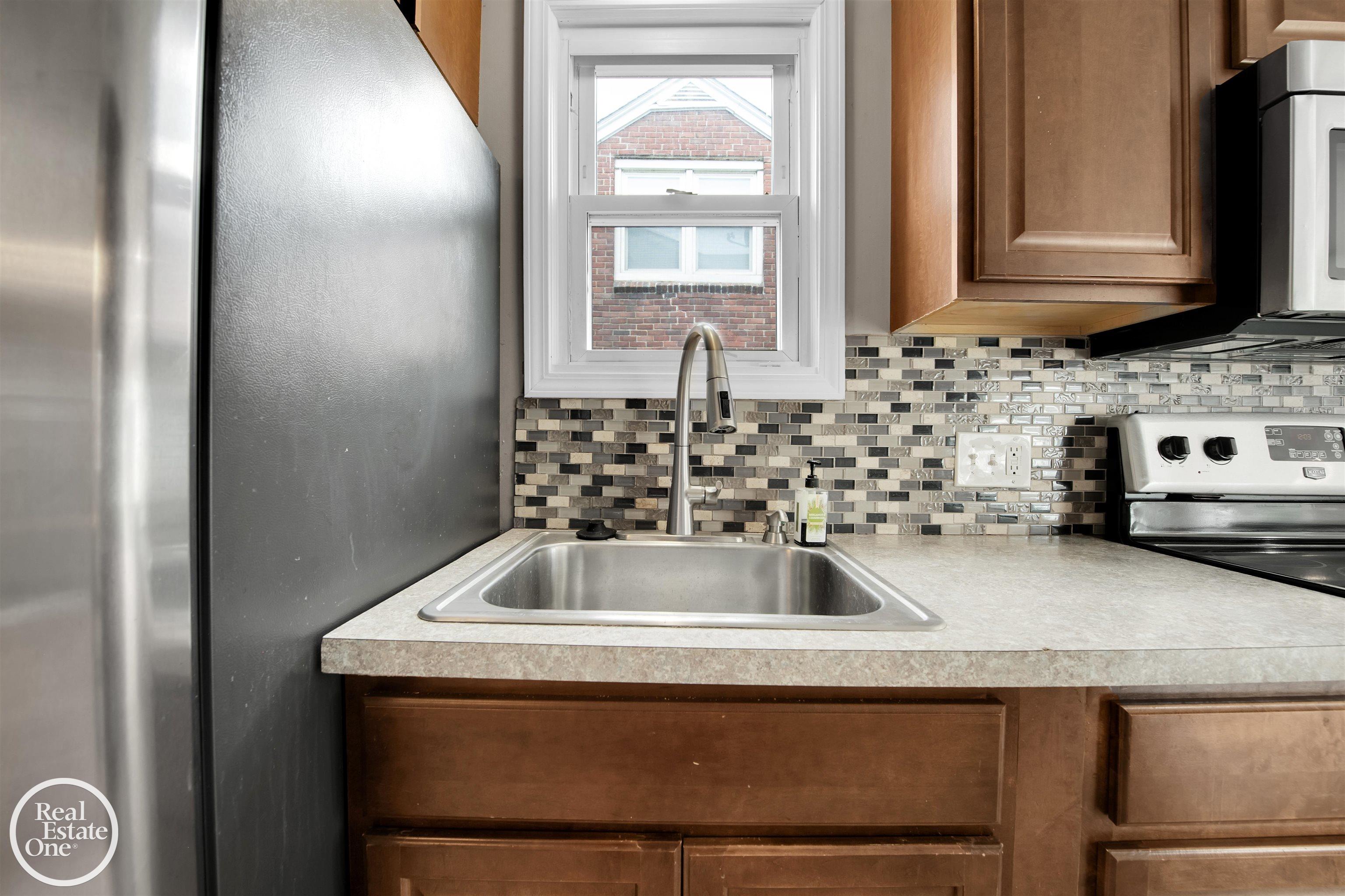 1258 Hampton Road Grosse Pointe Woods, MI 48236 - Photo 8 of 37
