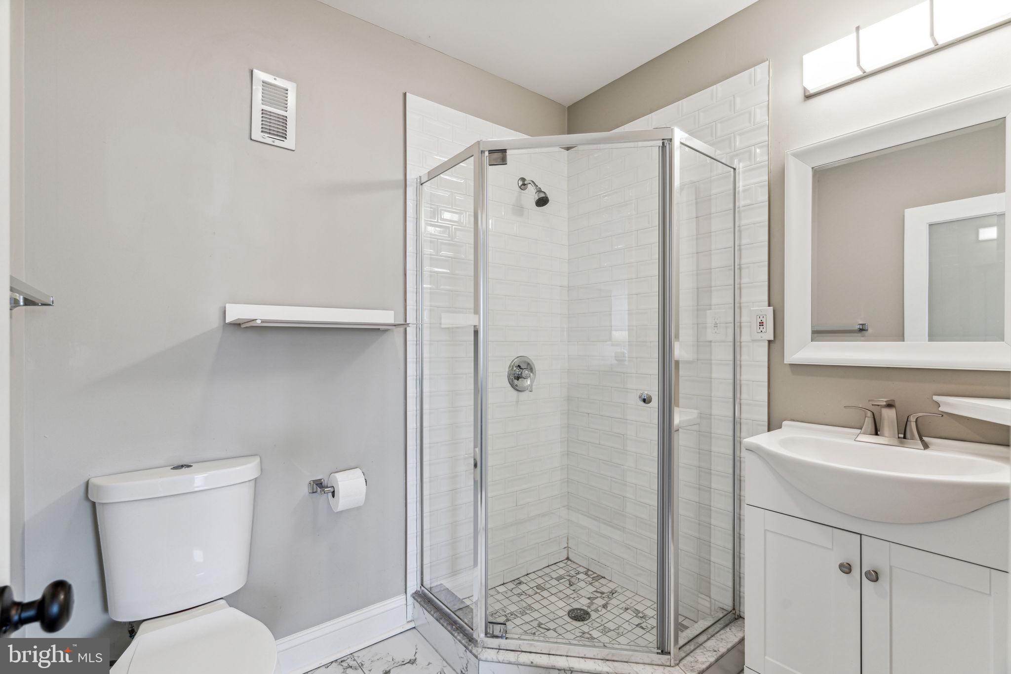 412 Tree Street Philadelphia, PA 19148 - Photo 27 of 43 Bathroom 1- primary suite
