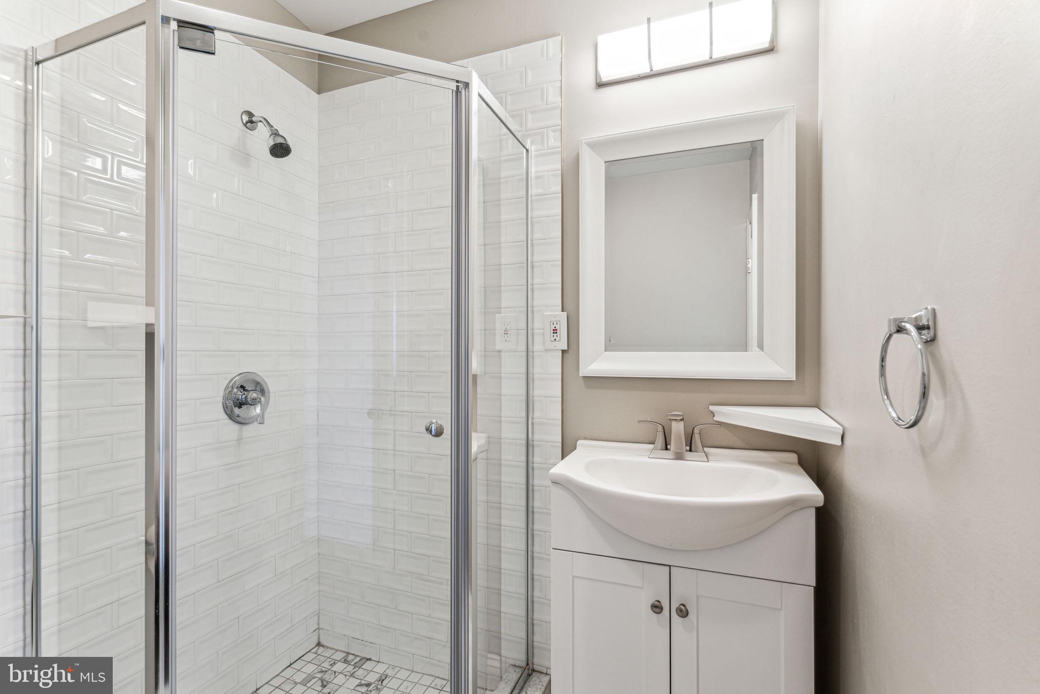 412 Tree Street Philadelphia, PA 19148 - Photo 28 of 43 Bathroom 1- primary suite