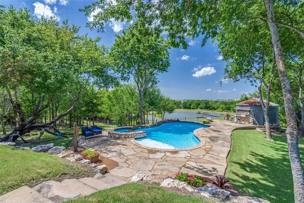 a view of a backyard