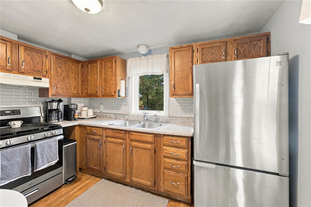 87 Potowomut Road Warwick, RI 02818 - Photo 4 of 38 Gallery Image 4