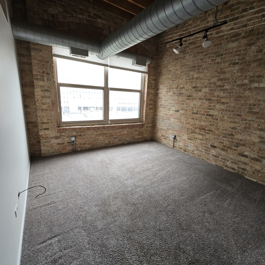 420 South Clinton Street, Unit 607 Chicago, IL 60607 - Photo 6 of 11 a view of an empty room with a window