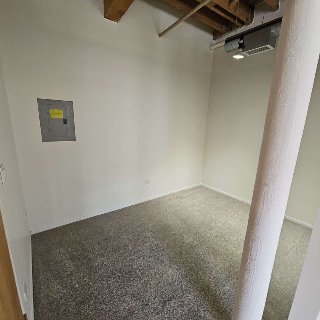 420 South Clinton Street, Unit 607 Chicago, IL 60607 - Photo 9 of 11 an empty room with a door