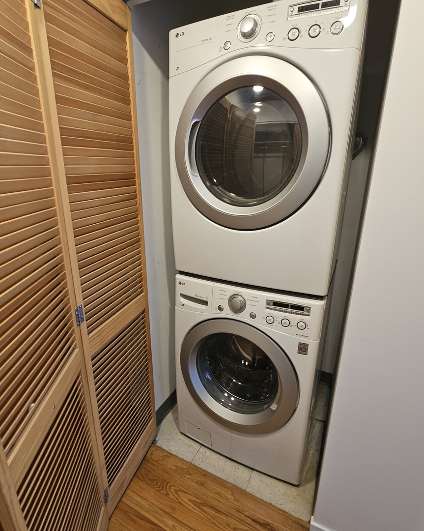 420 South Clinton Street, Unit 607 Chicago, IL 60607 - Photo 10 of 11 a utility room with dryer and washer