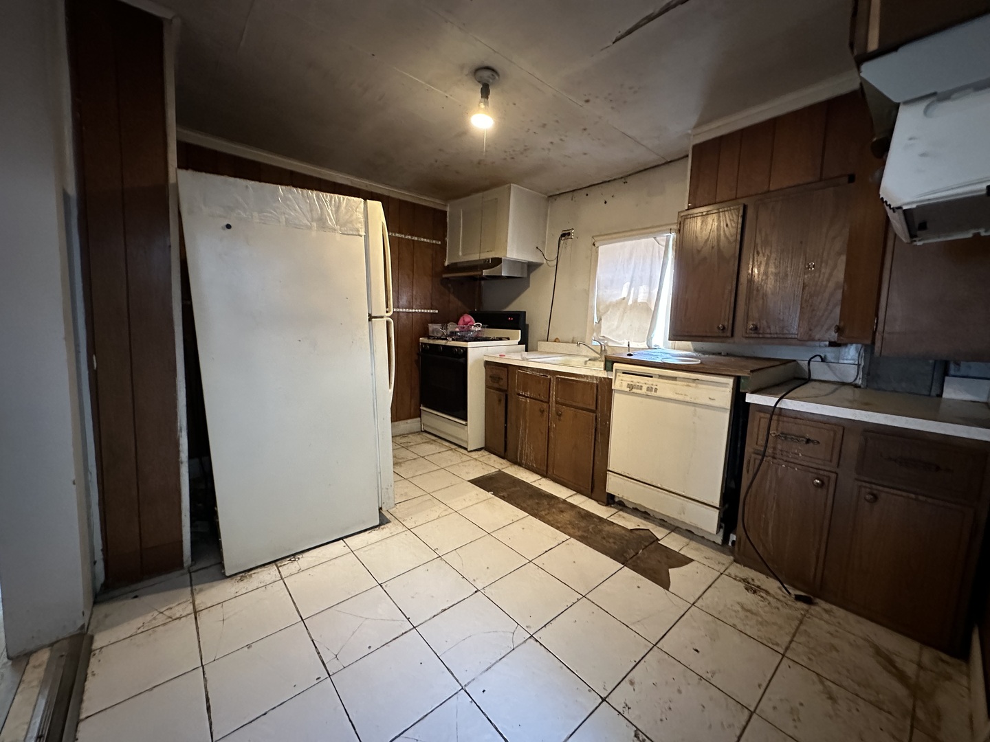 3622 Morgan Street Steger, IL 60475 - Photo 4 of 14 a kitchen with granite countertop a refrigerator stove top oven and sink