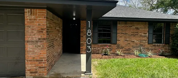 $2,200 | 1803 South Park Street, Brenham, TX 77833