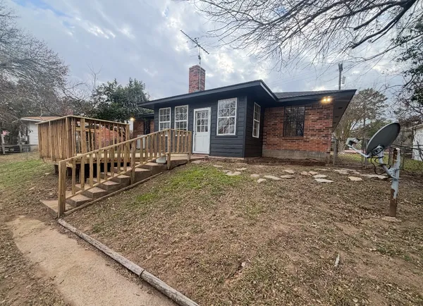 $2,200 | 1803 South Park Street, Brenham, TX 77833