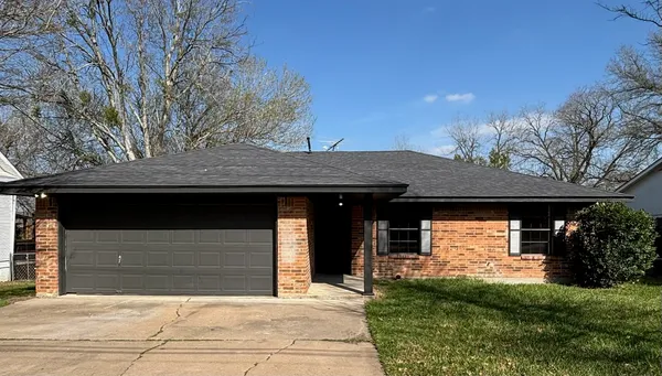 $2,200 | 1803 South Park Street, Brenham, TX 77833