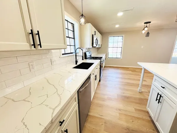 $2,200 | 1803 South Park Street, Brenham, TX 77833