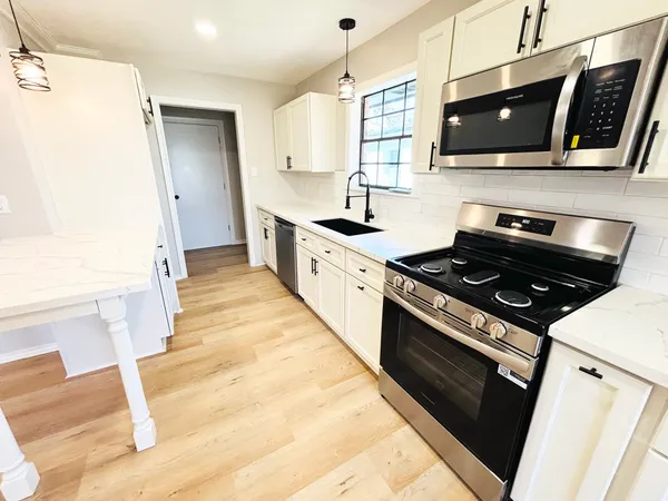 $2,200 | 1803 South Park Street, Brenham, TX 77833