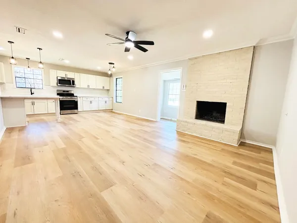 $2,200 | 1803 South Park Street, Brenham, TX 77833