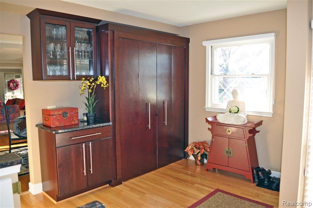 950 Shoreham Road Grosse Pointe, MI 48236 - Photo 7 of 23 5--Custom-cabs.-in-casual-e.jpg