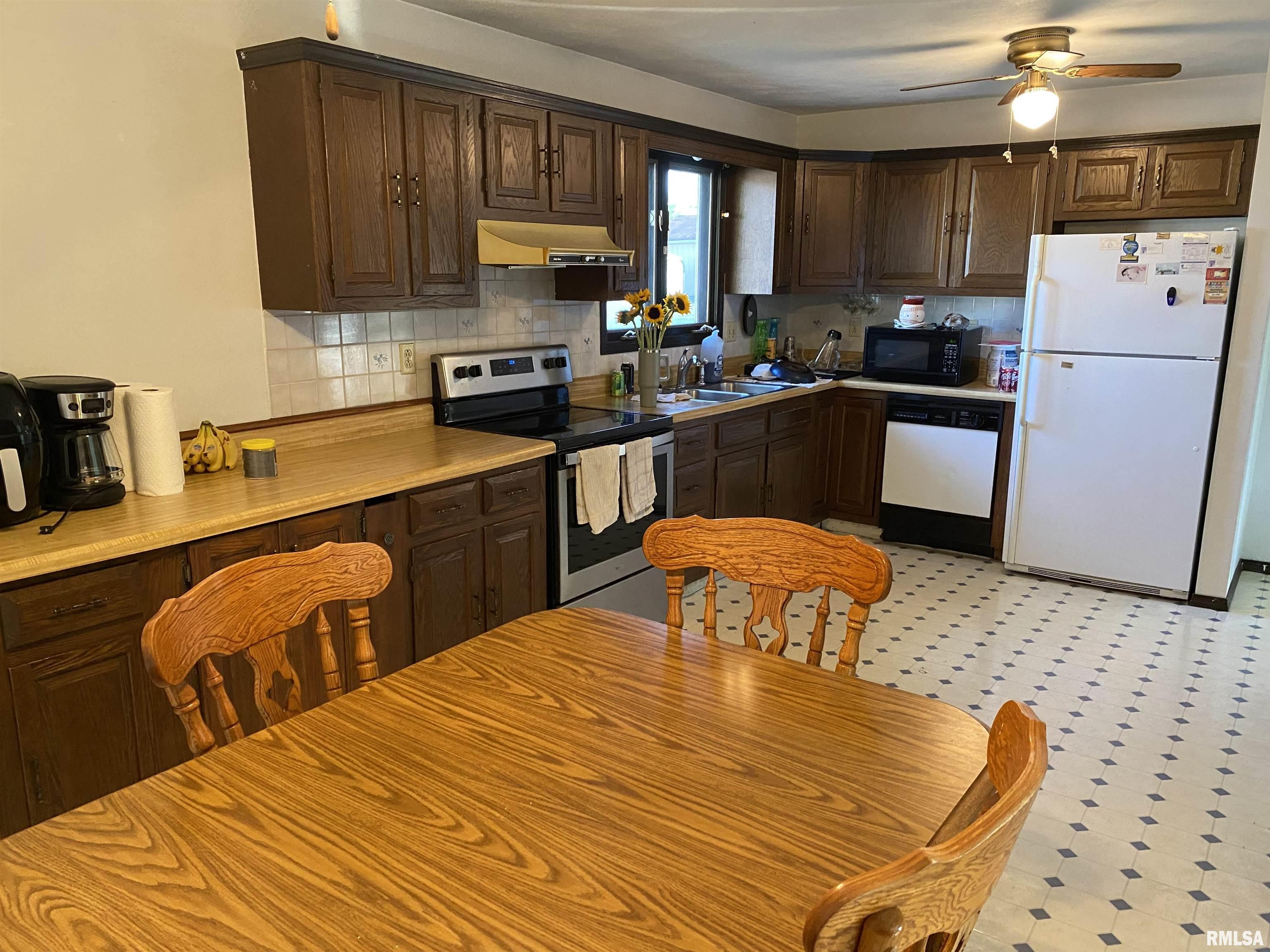 665 North 12th Avenue Canton, IL 61520 - Photo 24 of 48