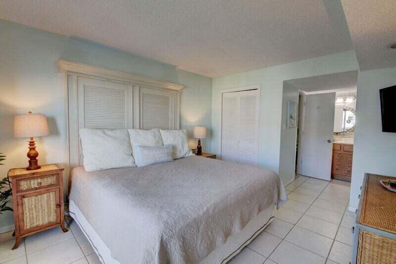 909 Santa Rosa Boulevard, Unit 358 Fort Walton Beach, FL 32548 - Photo 11 of 16 a bedroom with a bed and a lamp