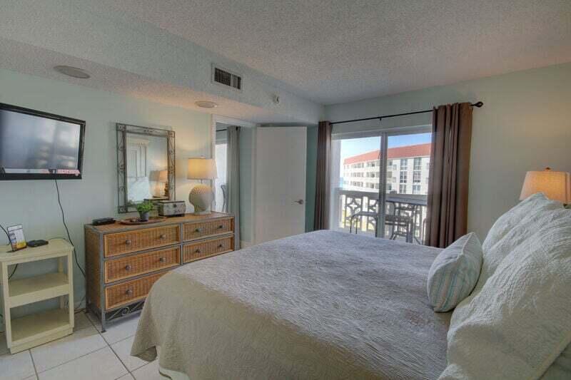 909 Santa Rosa Boulevard, Unit 358 Fort Walton Beach, FL 32548 - Photo 12 of 16 a bedroom with a large bed and a window