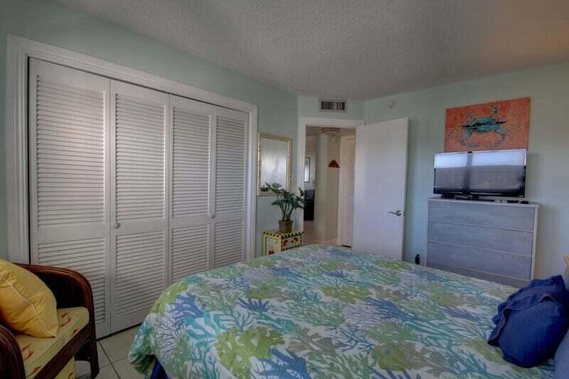 909 Santa Rosa Boulevard, Unit 358 Fort Walton Beach, FL 32548 - Photo 15 of 16 a bedroom with a bed and a tv