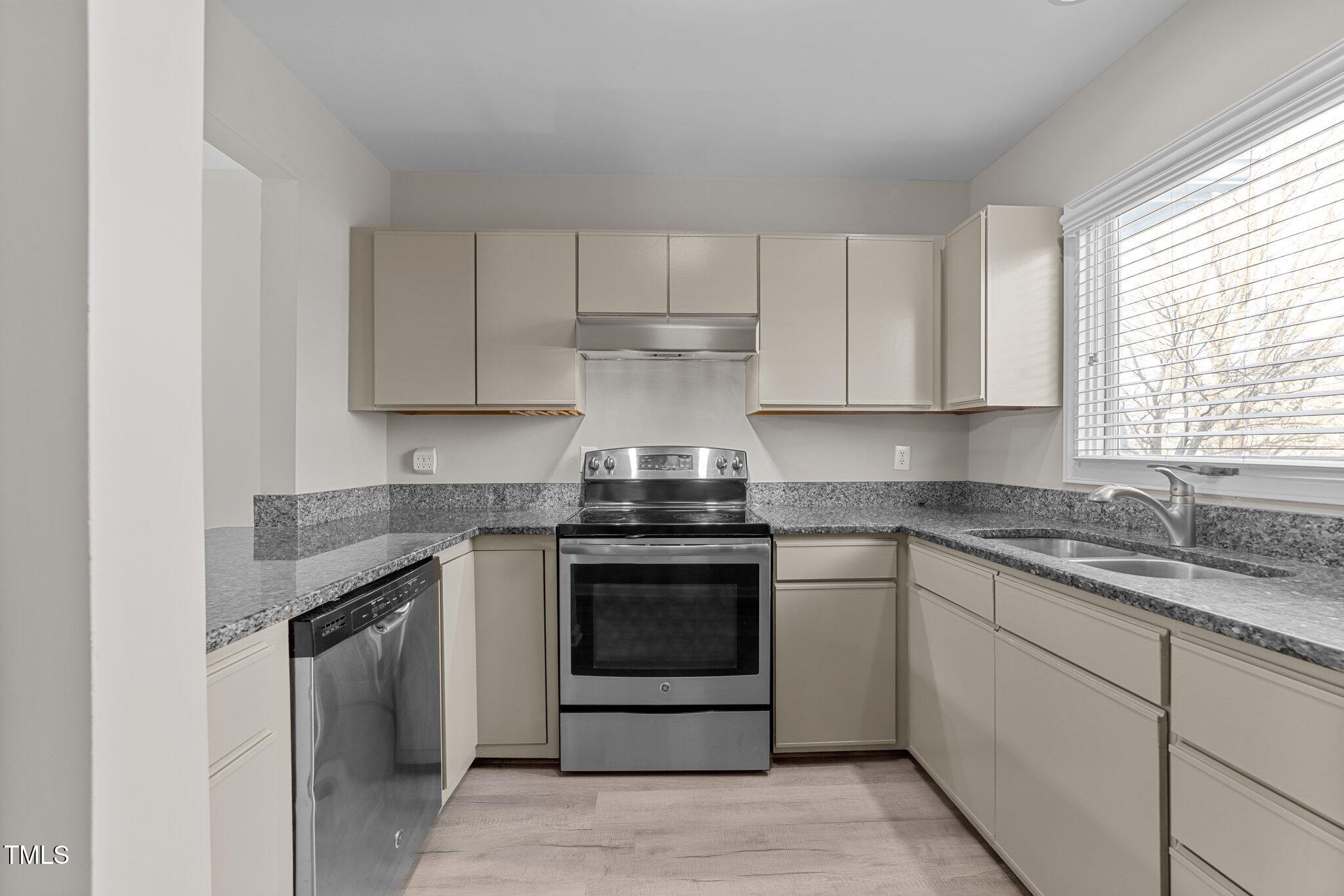 243 New Bern Place, Unit 301 Raleigh, NC 27601 - Photo 6 of 31 6-web-or-mls-3D5A8469