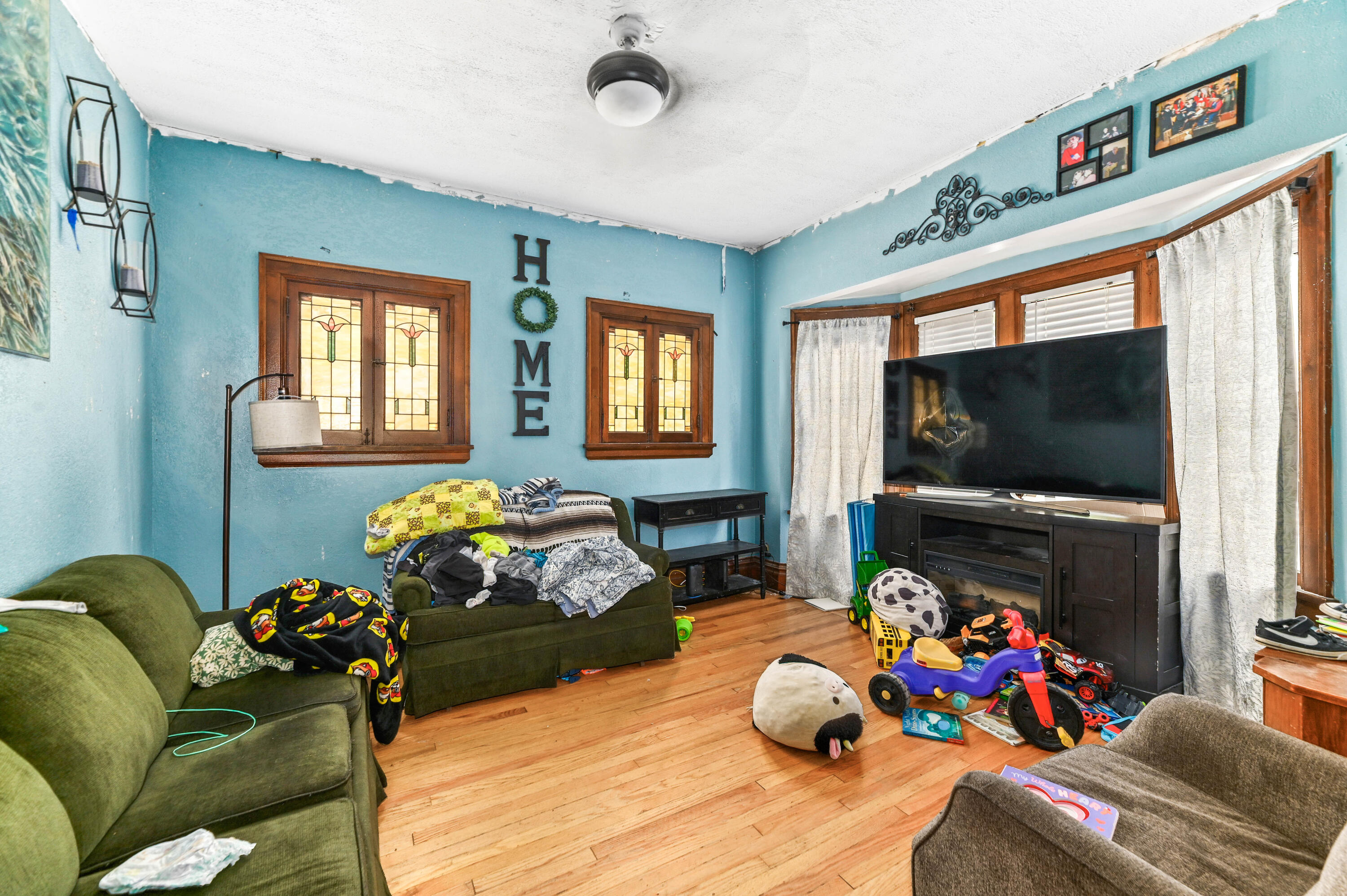 2437 South 29th Street Milwaukee, WI 53215 - Photo 3 of 28 Living room
