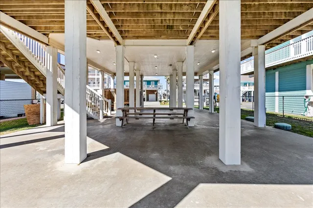 a view of entryway with a door