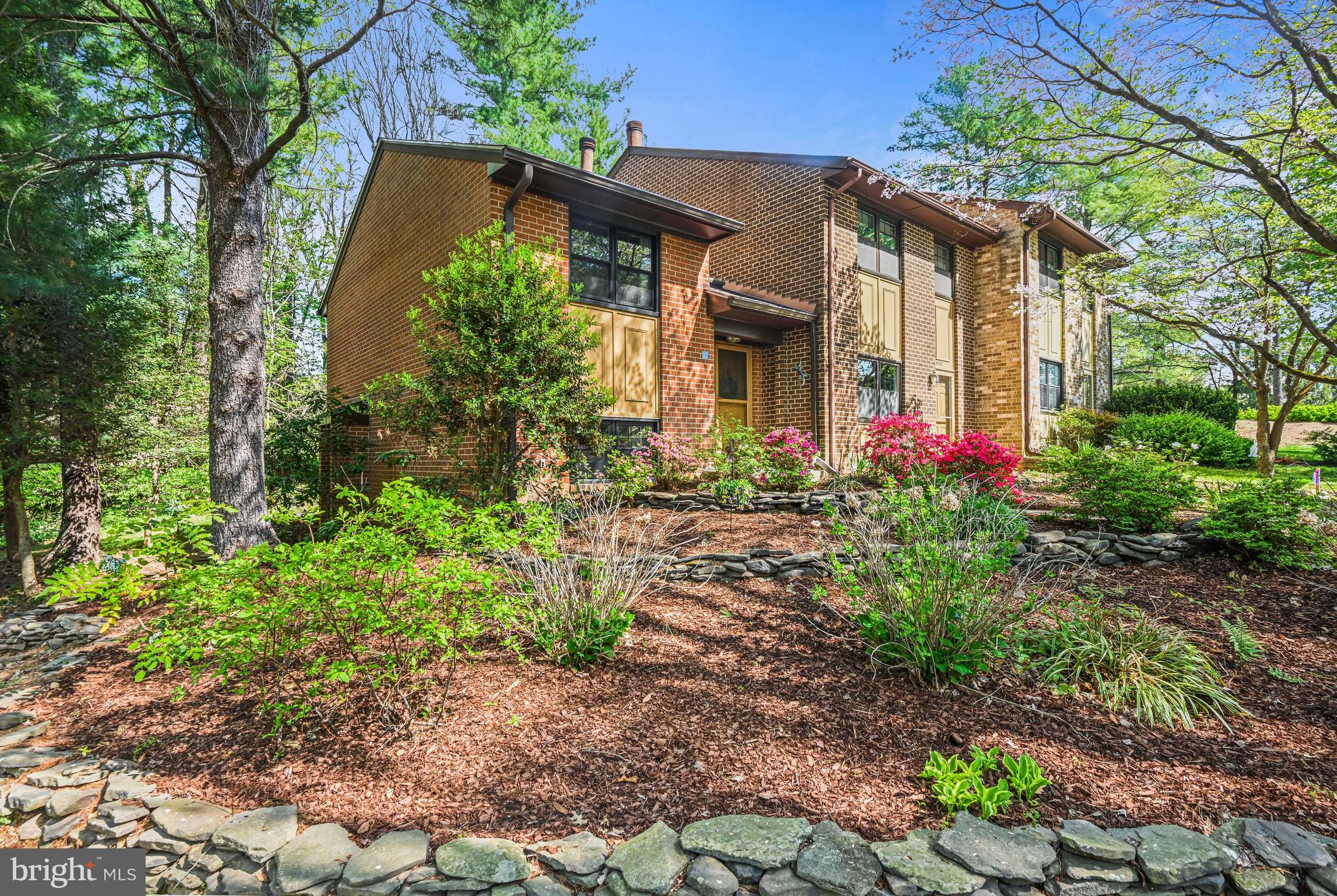 11334 Headlands Court Reston, VA 20191 - Photo 2 of 36 End unit TH in heart of Reston