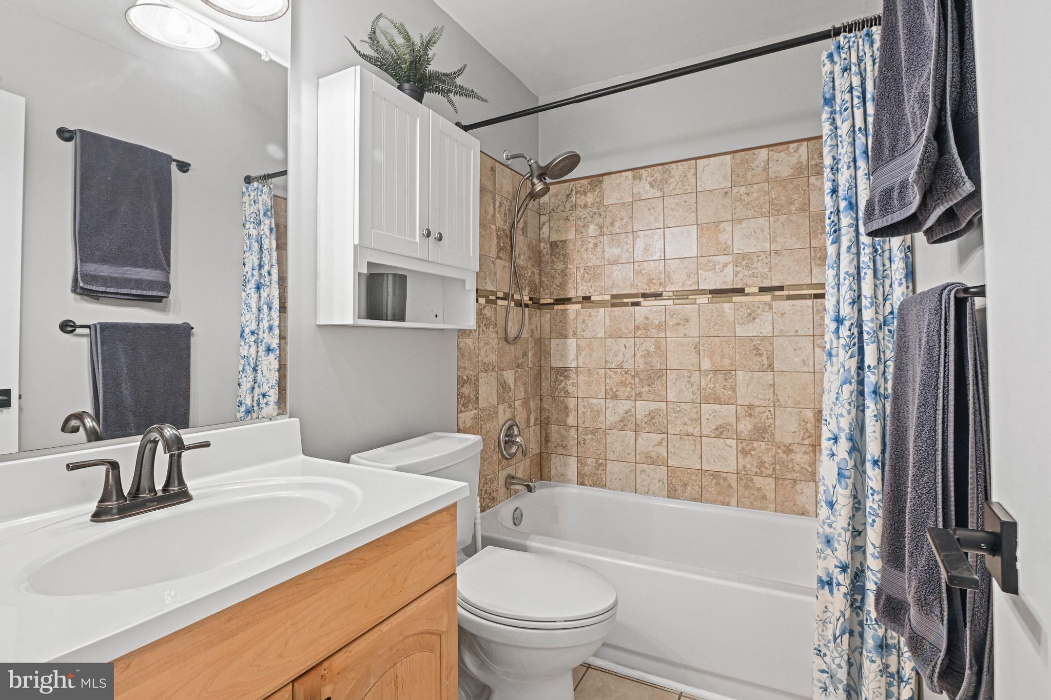 11334 Headlands Court Reston, VA 20191 - Photo 23 of 36 Full upper level hall bath