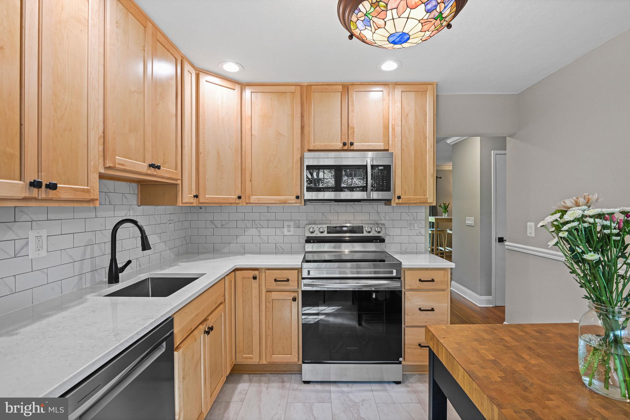 11334 Headlands Court Reston, VA 20191 - Photo 9 of 36 Gorgeous new backsplash and flooring