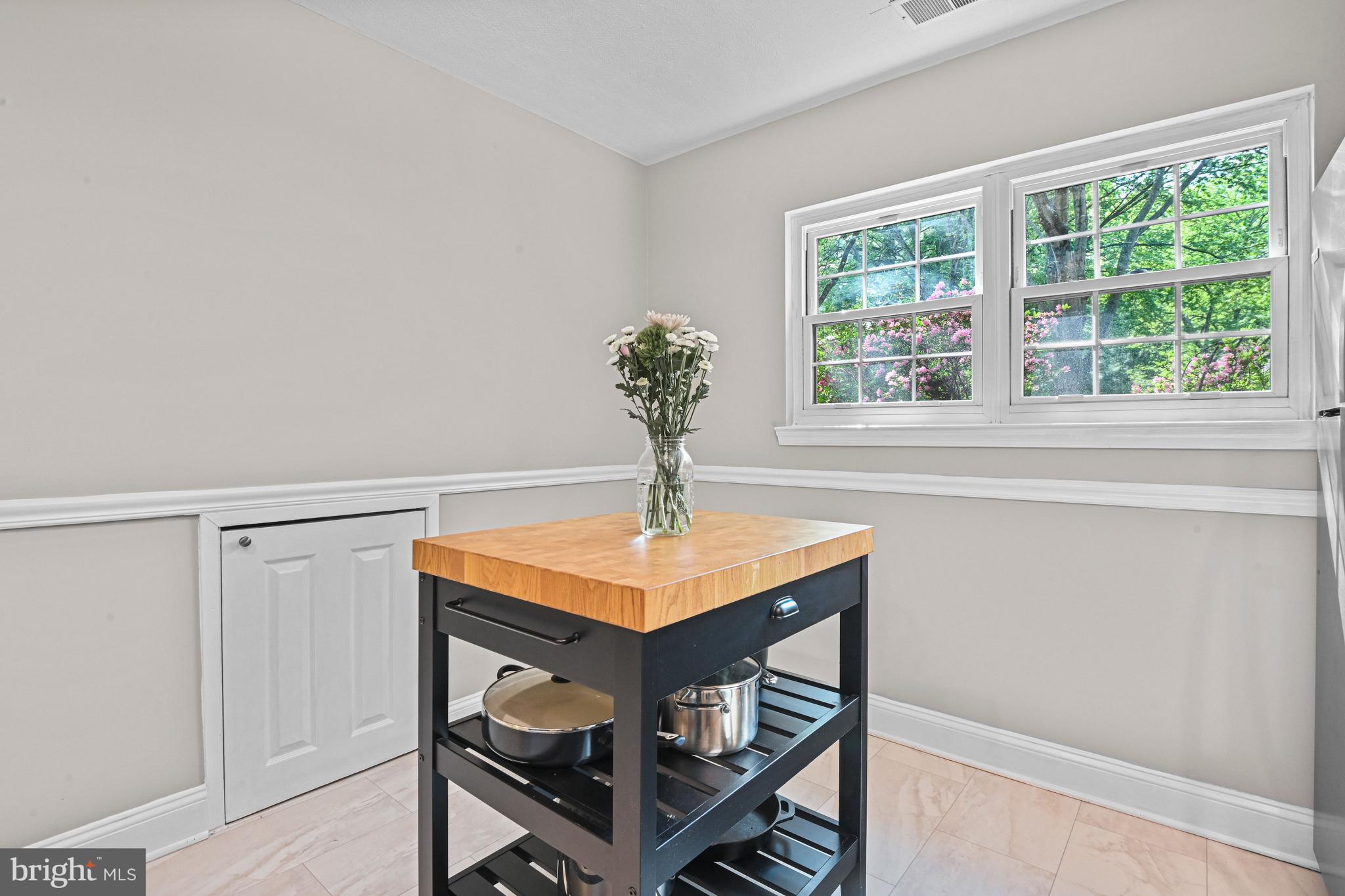 11334 Headlands Court Reston, VA 20191 - Photo 10 of 36 Sun drenched space with room for island or table