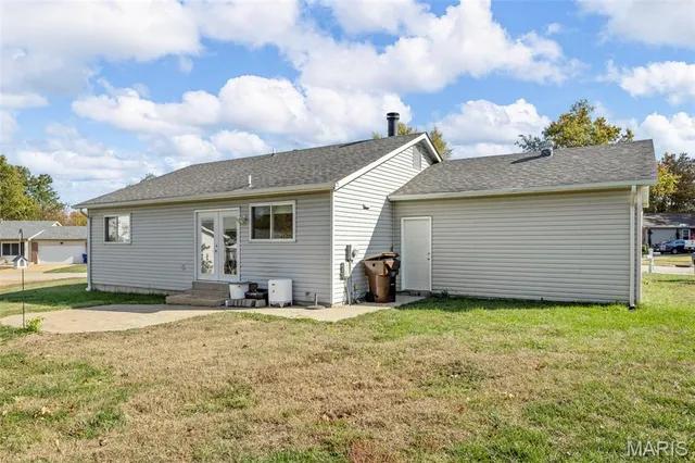 $300,000 | 218 Laurelwood Drive, St. Peters, MO 63376