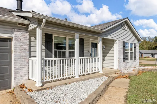 $300,000 | 218 Laurelwood Drive, St. Peters, MO 63376