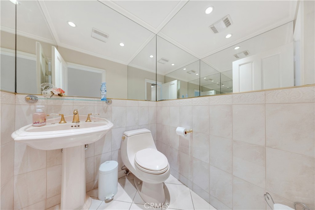2835 Devonport Road San Marino, CA 91108 - Photo 34 of 54 a bathroom with a toilet sink a mirror and vanity