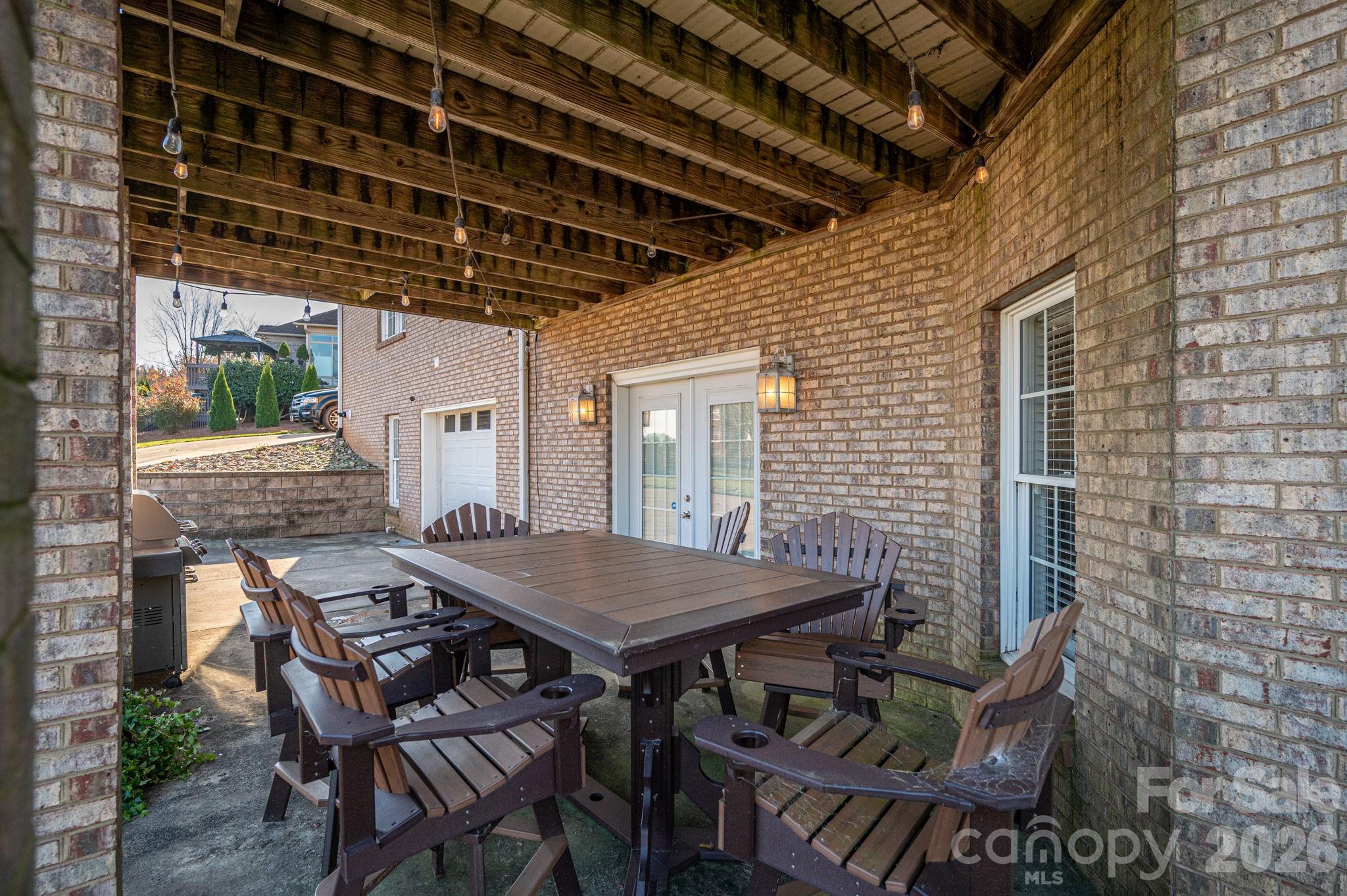 2616 Nicklaus Court Conover, NC 28613 - Photo 36 of 48 a backyard of a house with table and chairs