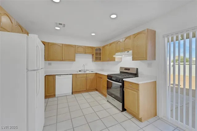 $1,650 | 11 California Way, Henderson, NV 89015