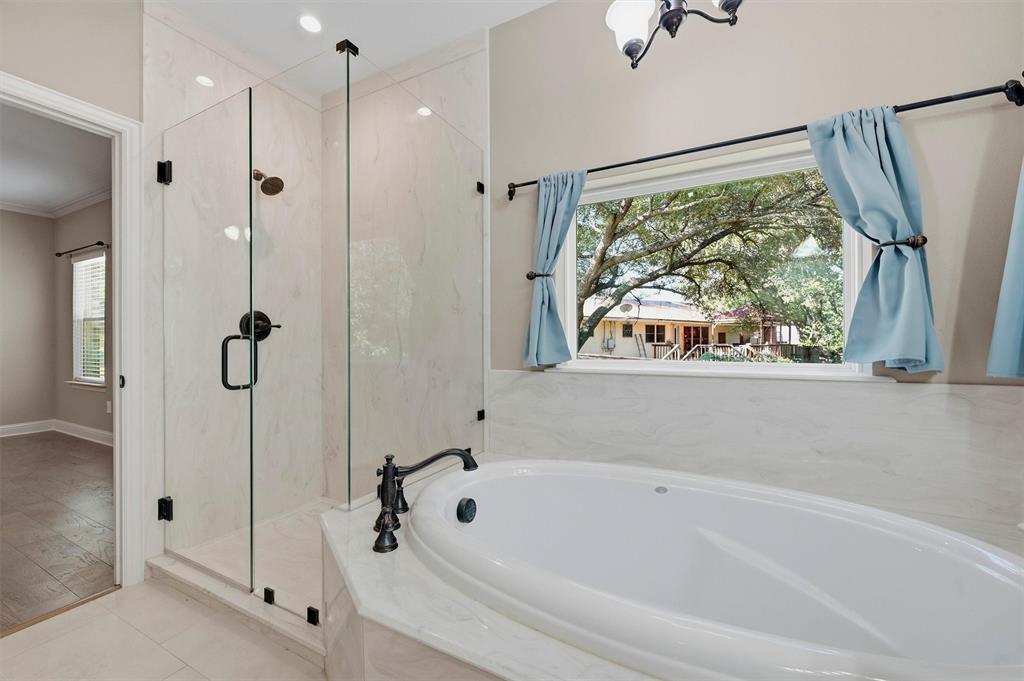 57 Texoma Terrace Road Denison, TX 75020 - Photo 24 of 40 Lounge In the Spa Tub
