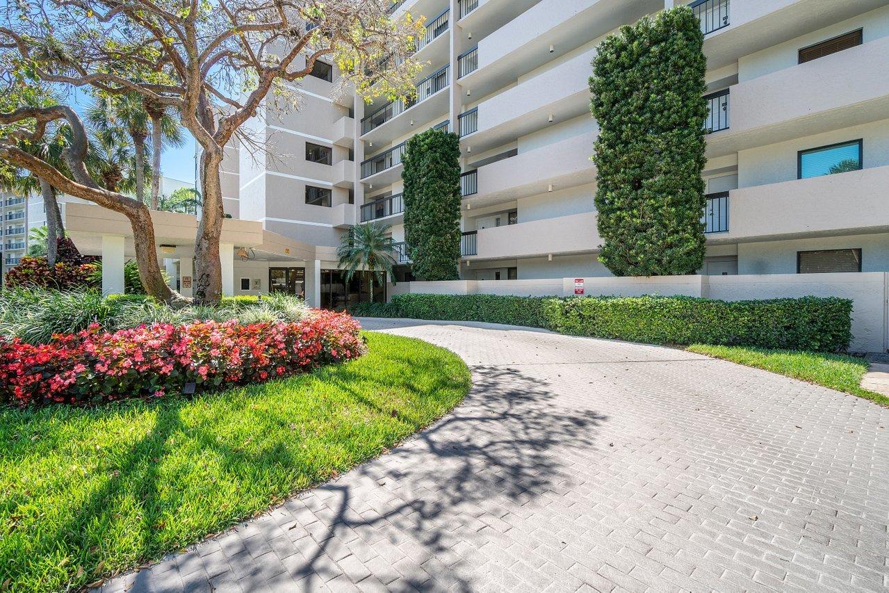 6562 Boca Del Mar Drive, Unit 524 Boca Raton, FL 33433 - Photo 5 of 37 Covered Entrance