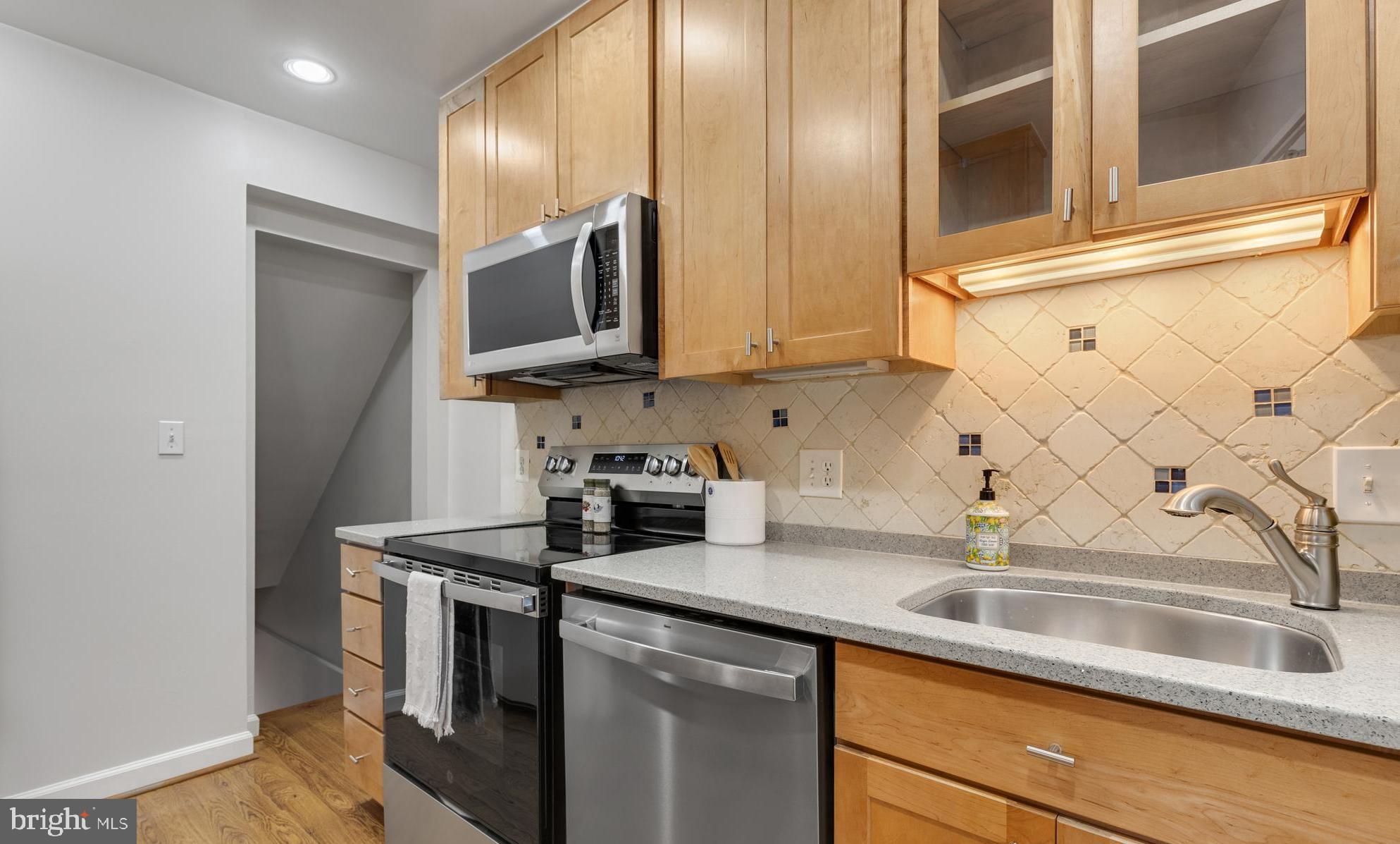 4628 31st Road South Arlington, VA 22206 - Photo 9 of 55 Renovated kitchen w/quartz countertops