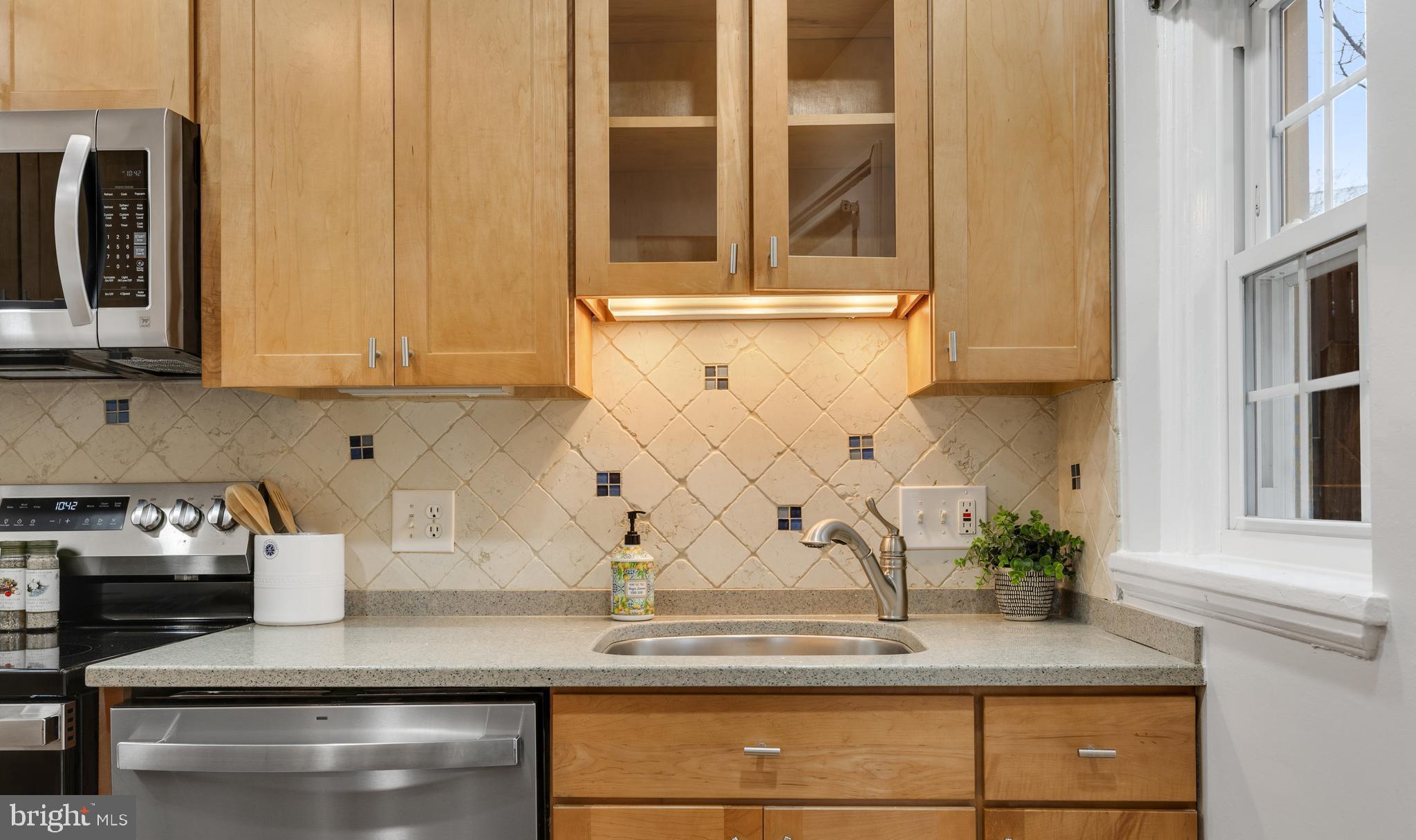 4628 31st Road South Arlington, VA 22206 - Photo 10 of 55 Display cabinetry & under-cabinet lighting!