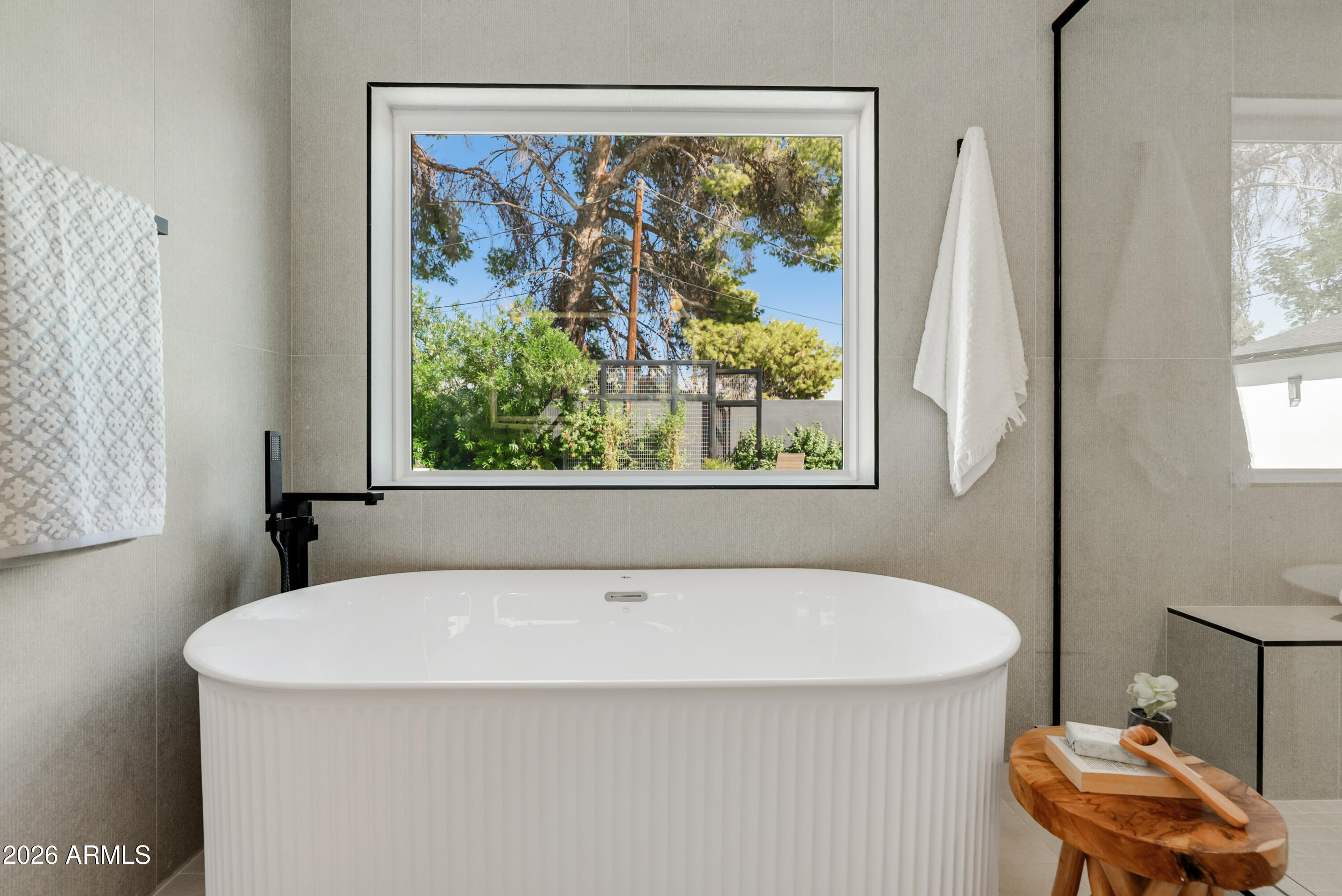 7717 North 7th Avenue Phoenix, AZ 85021 - Photo 18 of 31 a bathroom with a bathtub and a window