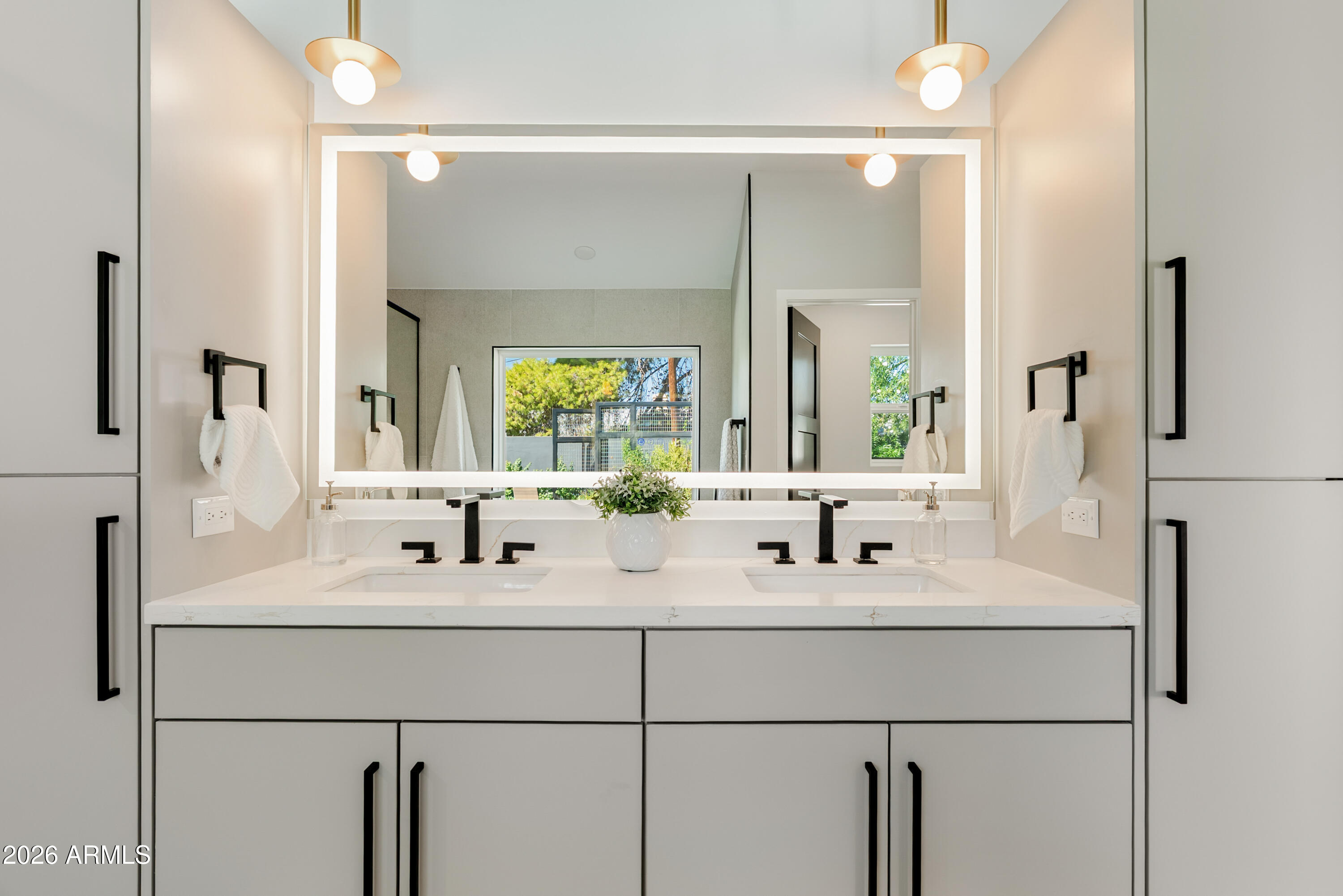 7717 North 7th Avenue Phoenix, AZ 85021 - Photo 20 of 31 a bathroom with double sink and two mirror
