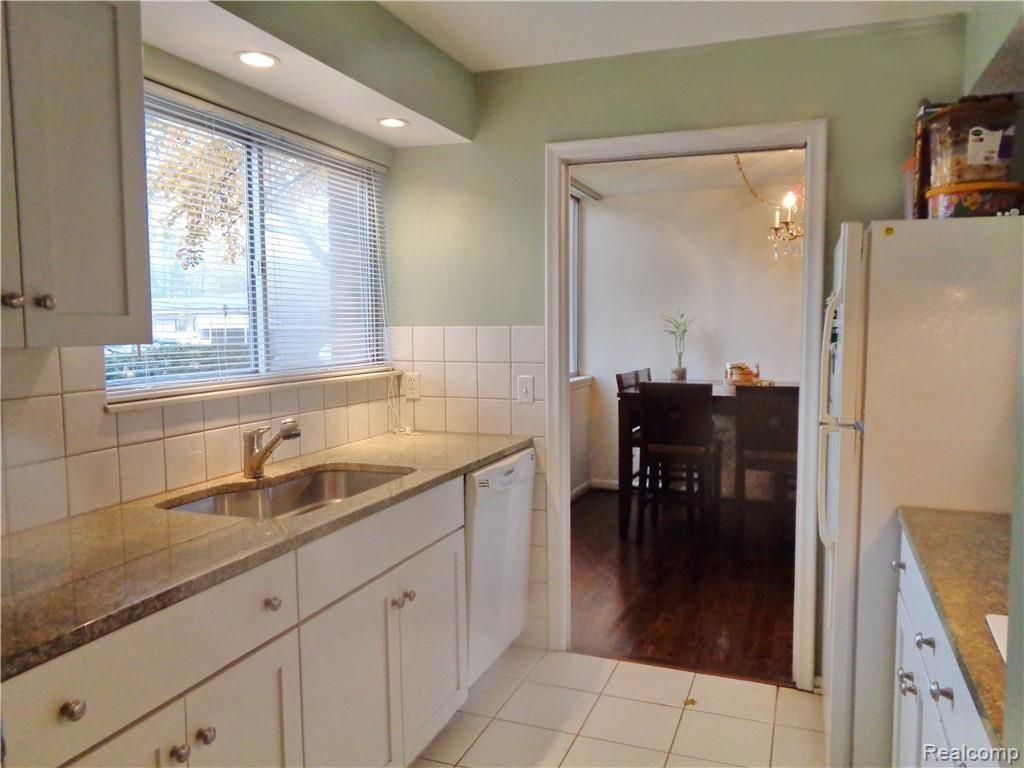 4049 West Maple Road, Unit 105 Bloomfield Hills, MI 48301 - Photo 7 of 14 4049 W Maple_07.JPG