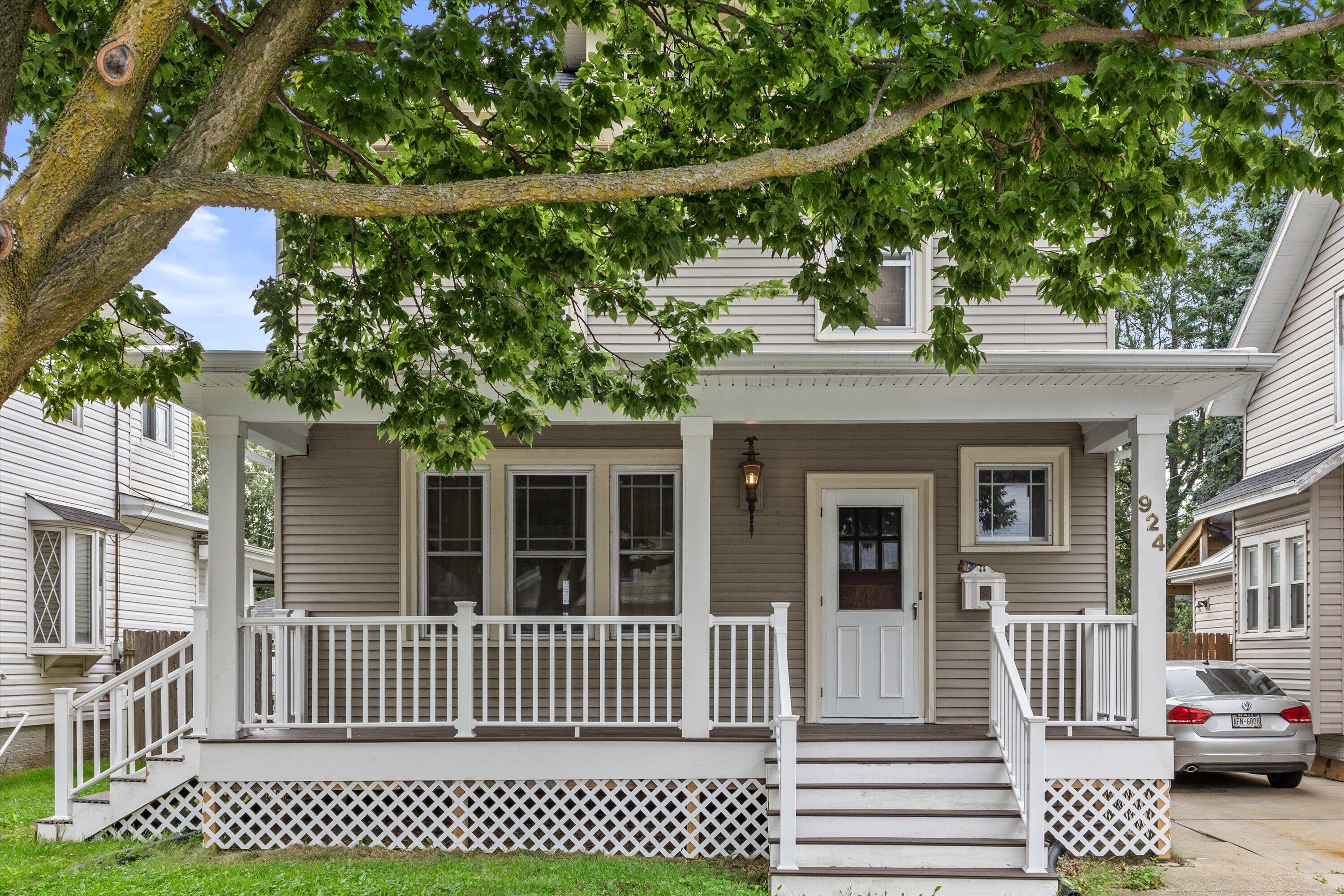 924 Hayes Avenue Racine, WI 53405 - Photo 1 of 27 924 Hayes Ave