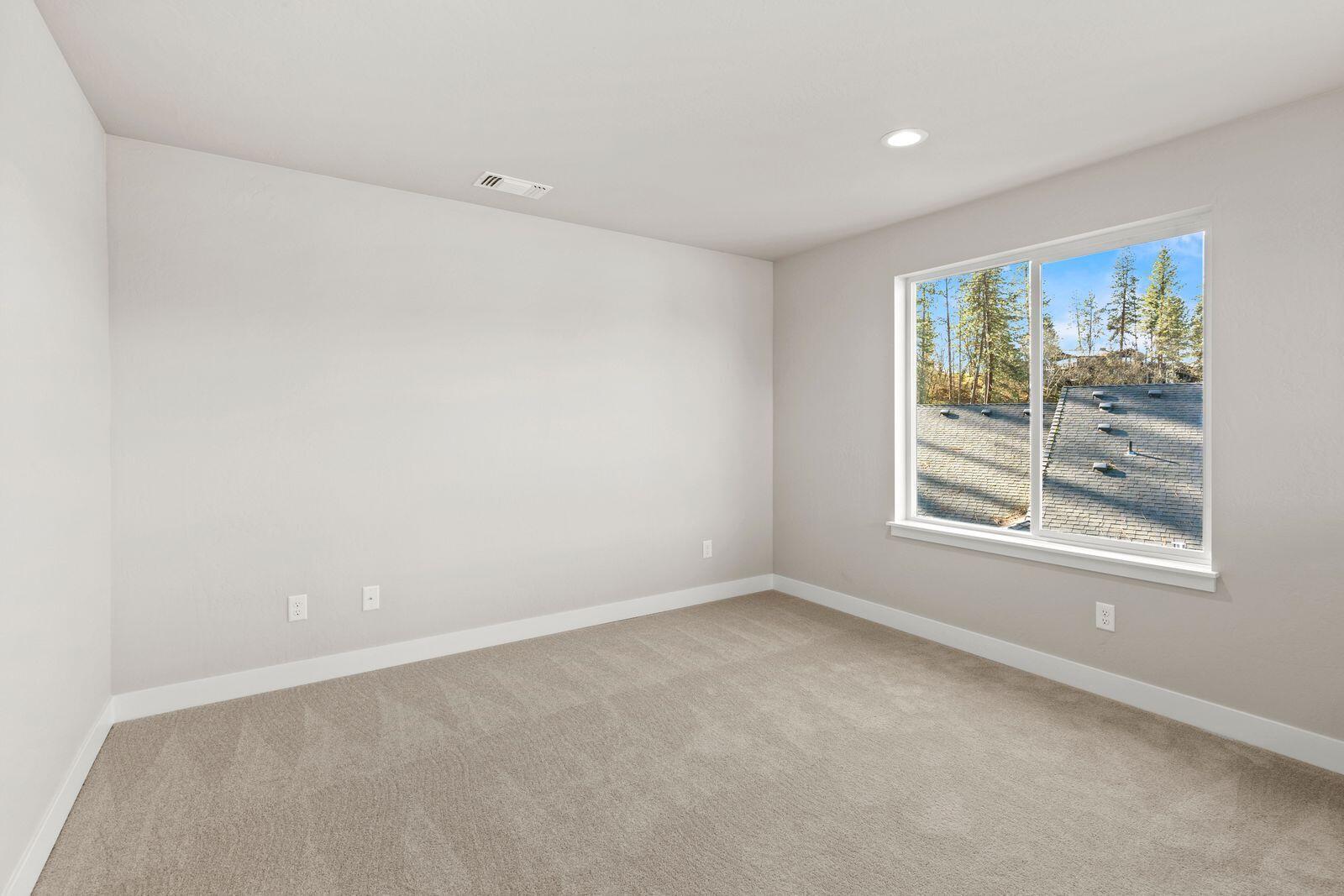 1135 Pumpkin Ridge, Unit 319 Eagle Point, OR 97524 - Photo 28 of 34 an empty room with a window
